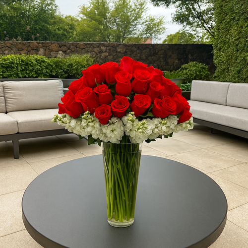 Etiqueta Oro - florero de vidrio con 100 rosas rojas y matiolas blancas