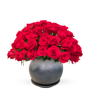 Etiqueta fusión-maceta de cerámica con 75 rosas rojas