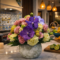 Jenny-maceta de cemento con lisianthus y vandas