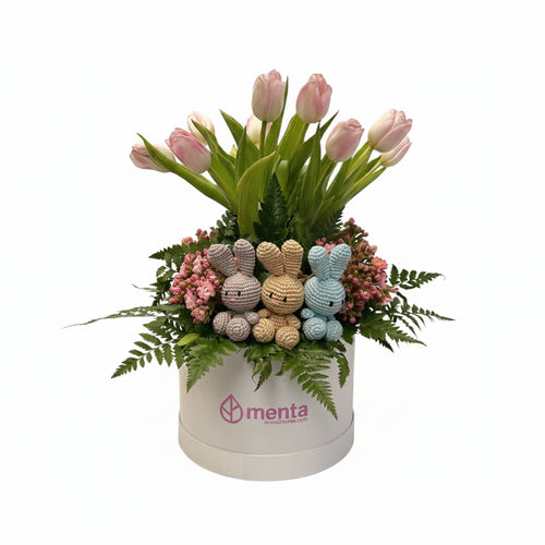 Dulce - caja de cartón con tulipanes y conejitos de peluche color pastel