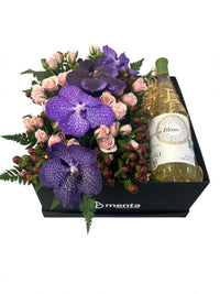 Kim- caja negra con Mini rosas, vandas y bebida Vino Blanco