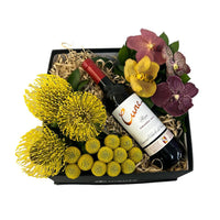 Zafiro-caja negra con leucos, orquídeas vanda y bebida