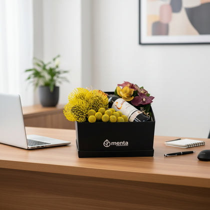 Zafiro-caja negra con leucos, orquídeas vanda y bebida
