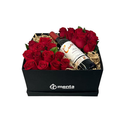 Bronce-caja negra con 24 rosas rojas y vino tinto