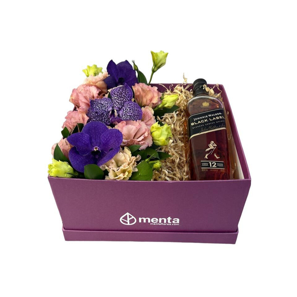 Platino-caja uva con lisianthus rosa, orquídea vanda y Whisky