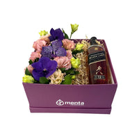 Platino-caja uva con lisianthus rosa, orquídea vanda y Whisky