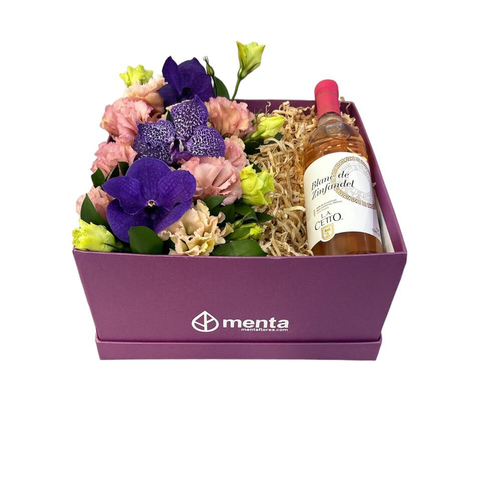 Platino-caja uva con lisianthus rosa, orquídea vanda y Vino rosado