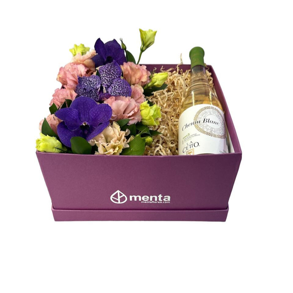Platino-caja uva con lisianthus rosa, orquídea vanda y Vino Blanco