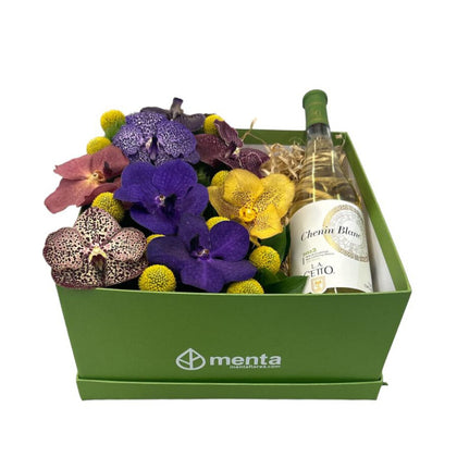 Cuarzo-caja verde con orquídeas vanda y bebida vino blanco