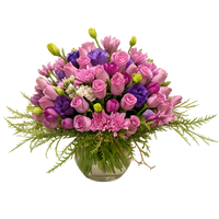 Ana-florero de vidrio grande con rosas, tulipanes y lisianthus morados