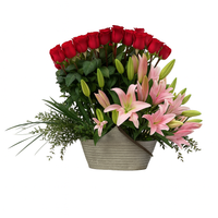 Etiqueta Acapulco-maceta de metal con rosas rojas y Acapulco