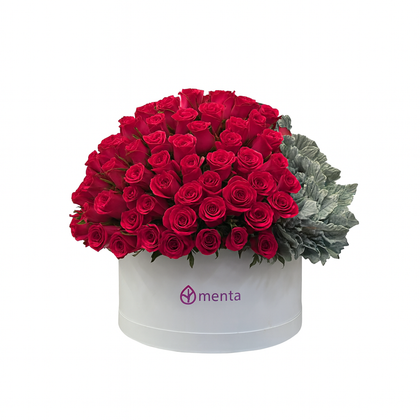 Etiqueta Julieta-caja redonda blanca con 100 rosas fiusha