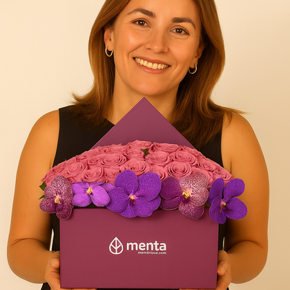 Etiqueta Versalles-caja cuadrada uva con 48 rosas aqua y orquídea vanda