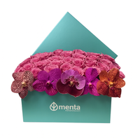 Etiqueta Versalles-caja cuadrada menta con 48 rosas aqua y orquídea vanda