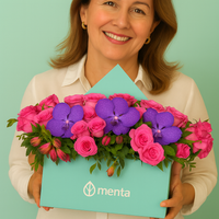 Etiqueta Versalles-caja cuadrada menta con 48 rosas aqua y orquídea vanda