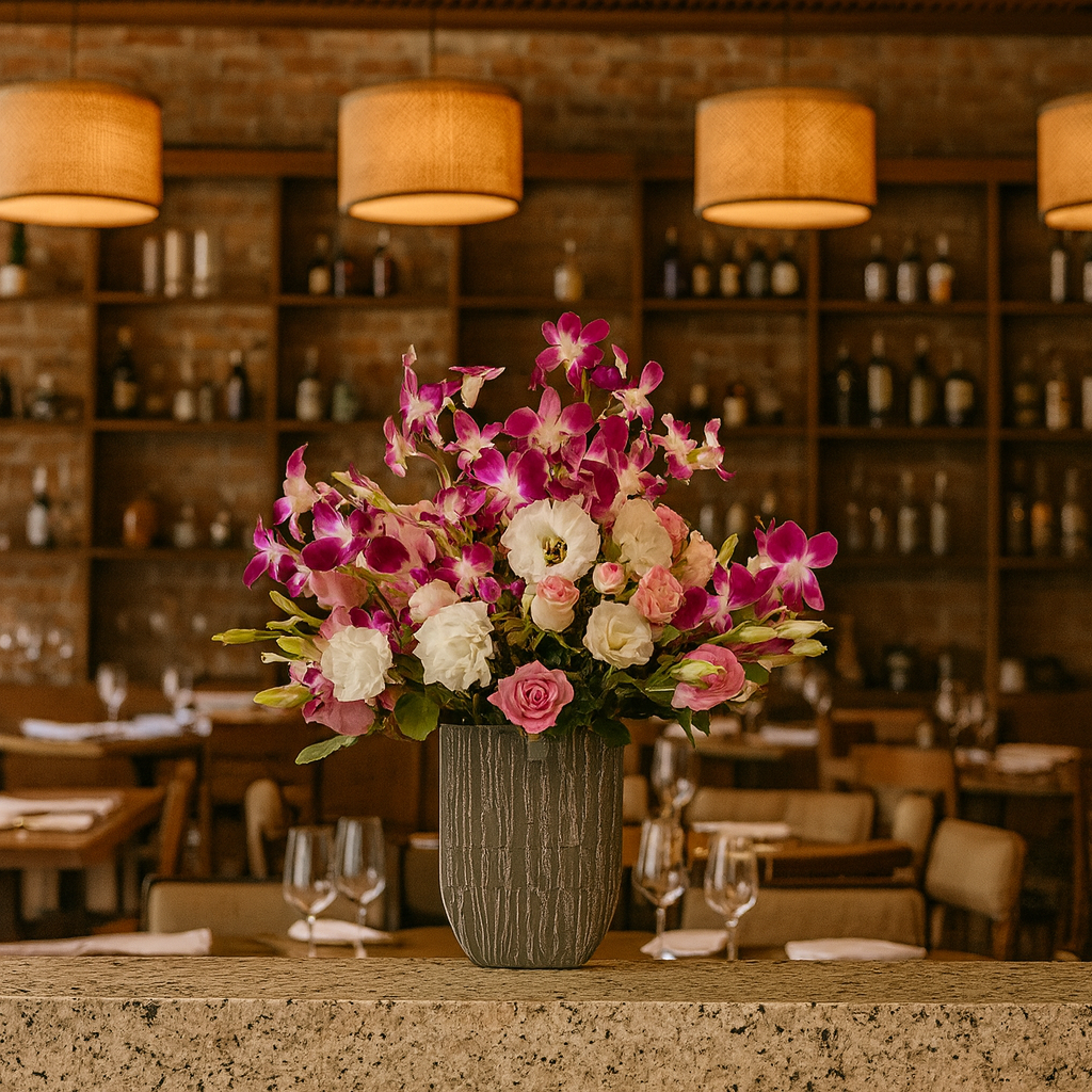 Cristina-base de cerámica con  orquídea dendrobium y lisianthus blanco