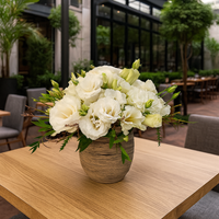 Anu-base efecto madera oval con lisianthus blancos