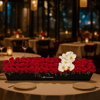 Etiqueta Rumana-caja rectangular con 100 rosas rojas y orquidea