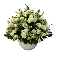 Blanca-maceta esmaltada blanca con rosas blancas y lisianthus
