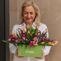 Vanessa-caja cuadrada verde con tulipanes y matiola