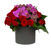 Triana-maceta de metal con 48 rosas rojas y orquídea vanda
