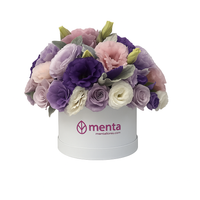 Rita-caja redonda blanca con lisianthus, rosas y follaje