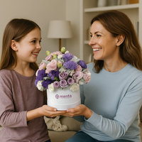 Rita-caja redonda blanca con lisianthus, rosas y follaje