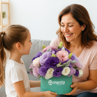 Rita-caja redonda menta con lisianthus, rosas y follaje