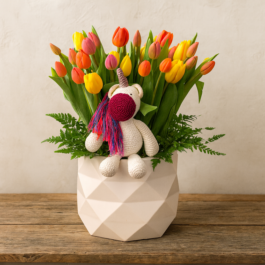 Michelle-caja con 30 tulipanes y Unicornio de peluche