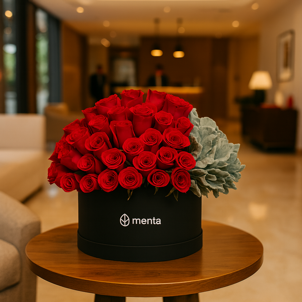 Etiqueta Julieta-caja redonda negra con 100 rosas fiusha