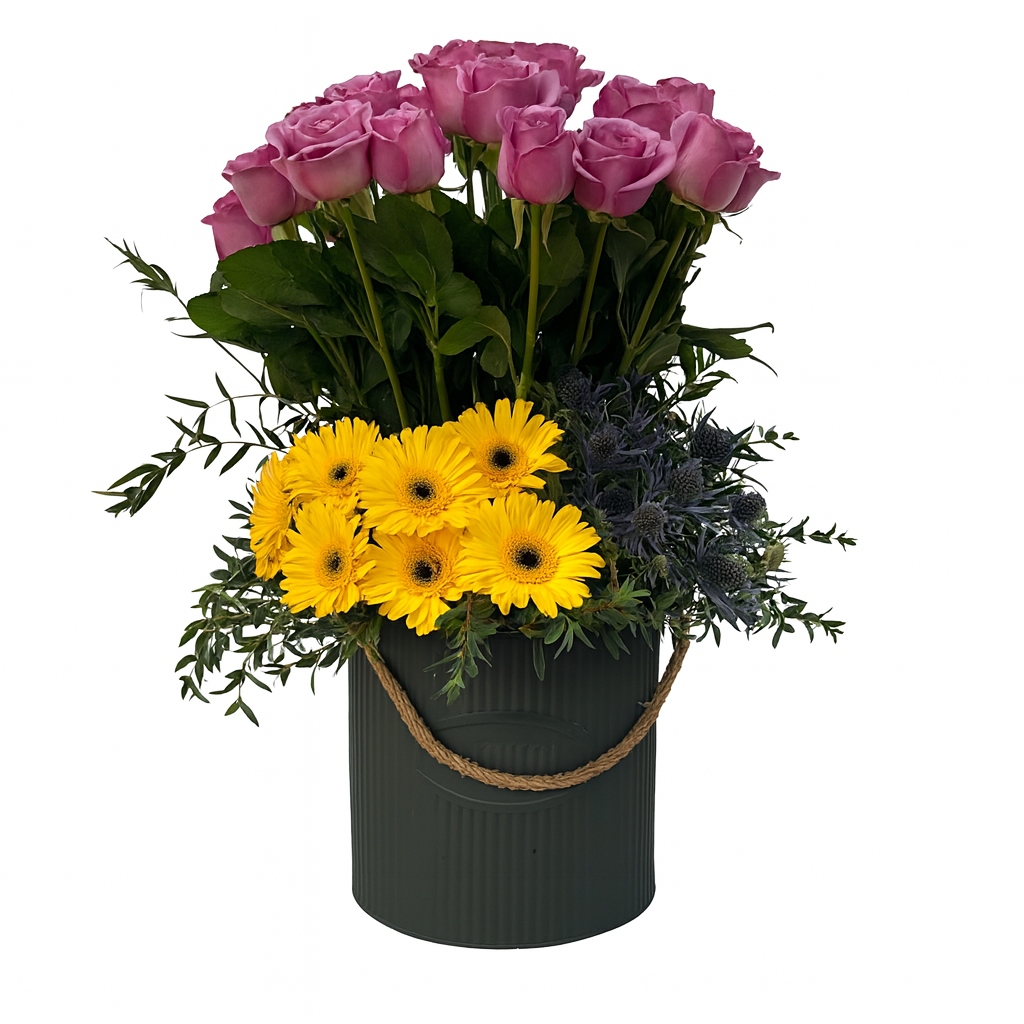 Mónica maceta de metal con rosas aqua