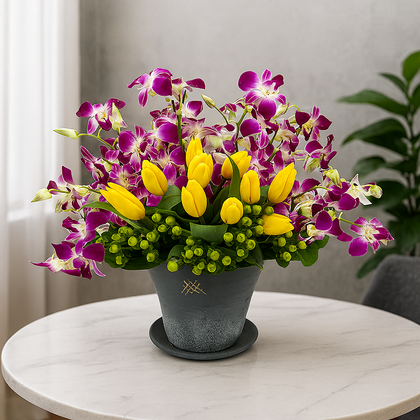 Karla- base de cerámica con orquídea dendrobium y tulipanes