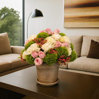 Amalia-maceta con rosas rosas y lisianthus blanco