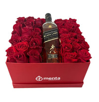 Diamante-caja roja con 48 rosas rojas y bebida Johnnie Walker Black 12 años