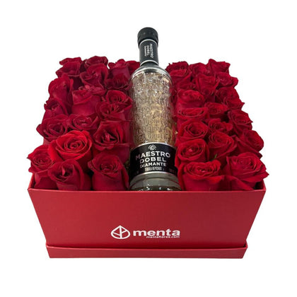 Diamante-caja roja con 48 rosas rojas y bebida Dobel