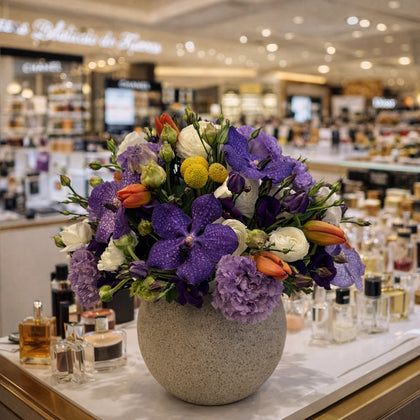 Elia-maceta de cemento con lisianthus morado y vandas