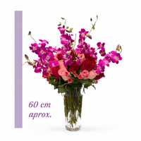 Etiqueta Ambar - Florero de cristal con rosas rojas, fiusha y combinación de follajes con orquídea dendrobium