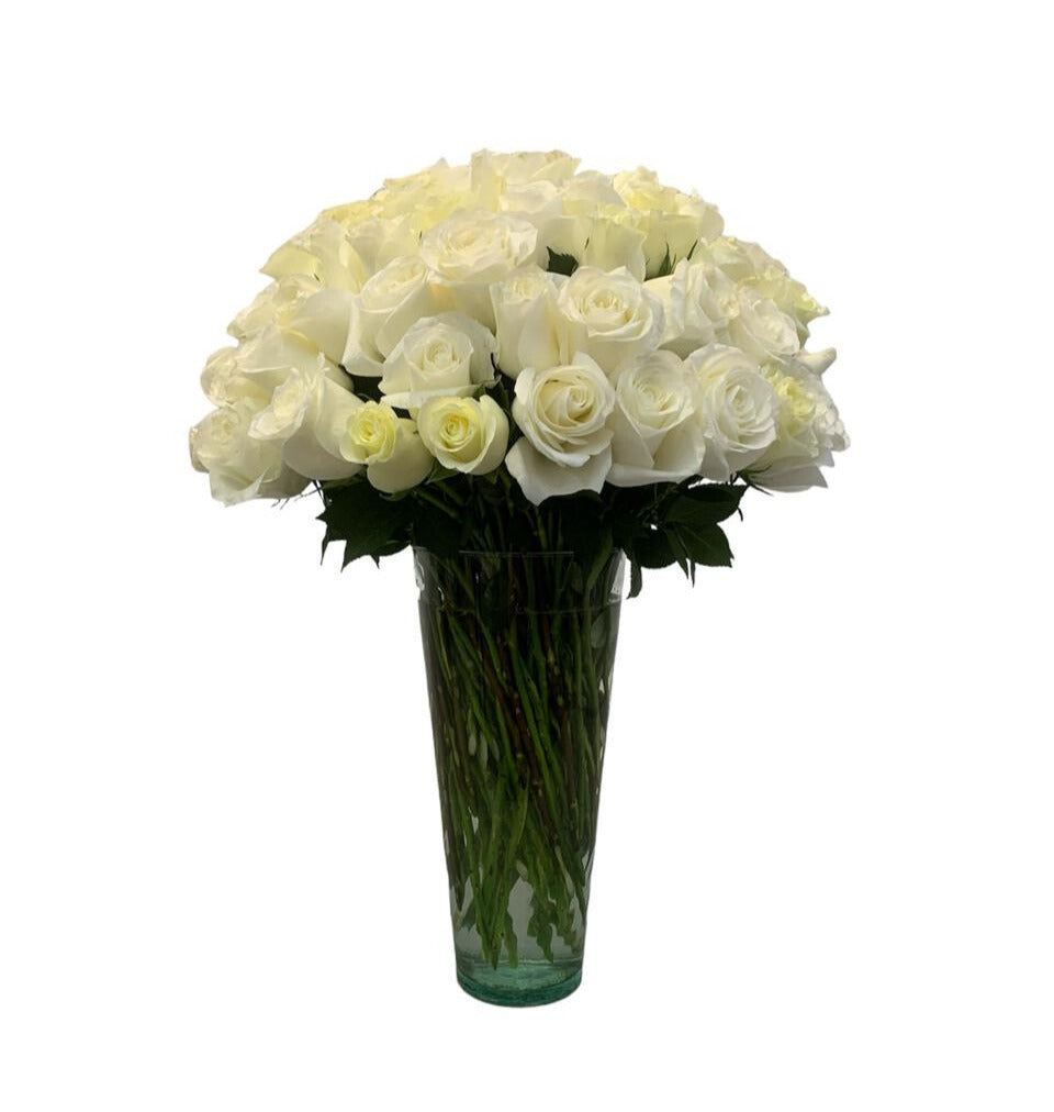 Etiqueta Negra-florero de vidrio con 100 rosas blancas
