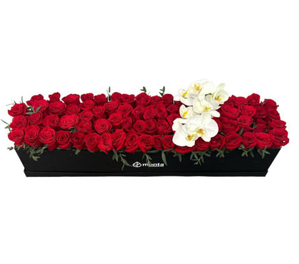 Etiqueta Rumana-caja rectangular con 100 rosas rojas y orquidea