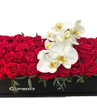 Etiqueta Rumana-caja rectangular con 100 rosas rojas y orquidea