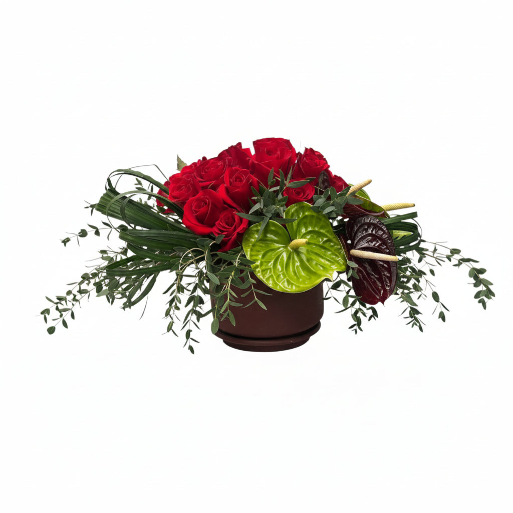Fiorella-maceta de barro con rosas,anturios y follaje