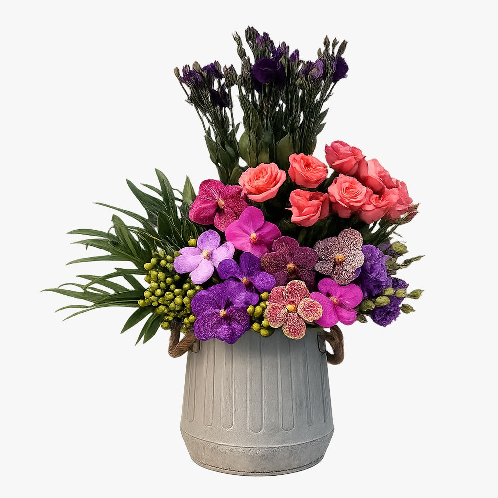 Livia - base de metal con lisianthus y vandas