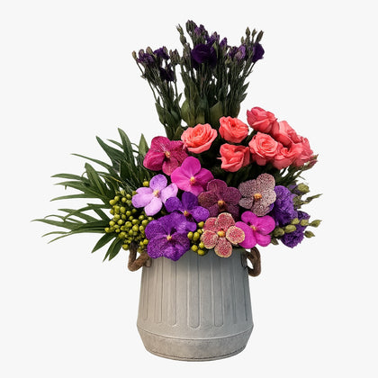 Livia-base de metal con lisianthus y vandas
