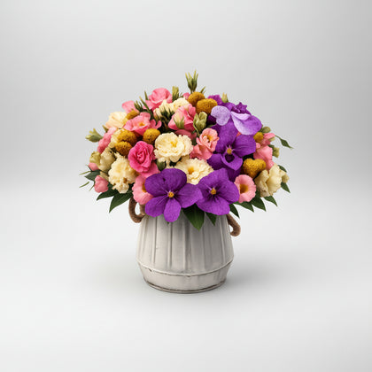 Irasema-base de metal con lisianthus y vanda