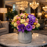 Irasema-base de metal con lisianthus y vanda