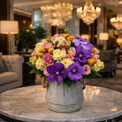 Irasema-base de metal con lisianthus y vanda