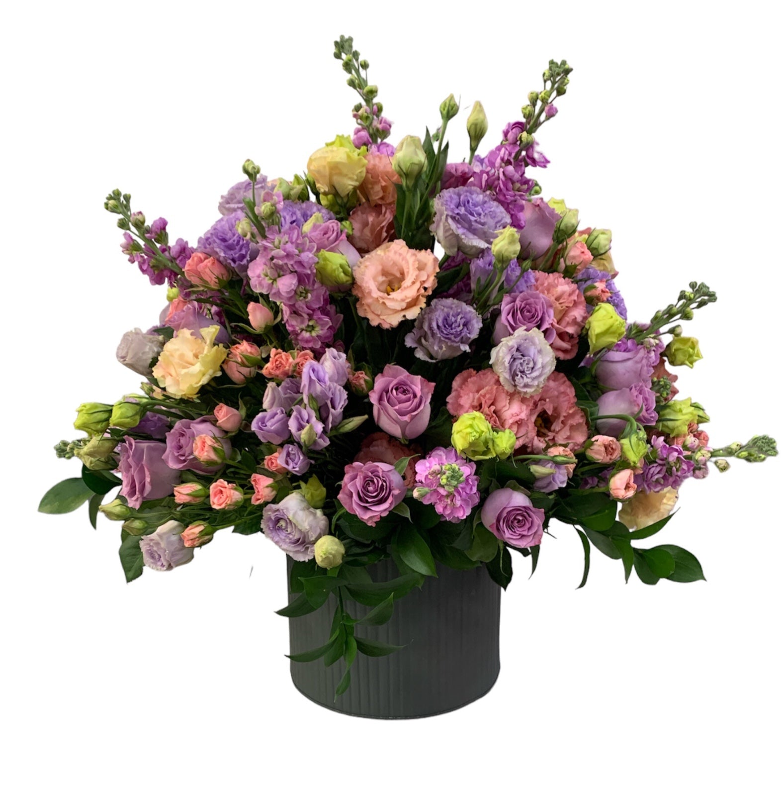 Ilse- maceta de metal con rosas y lisianthus