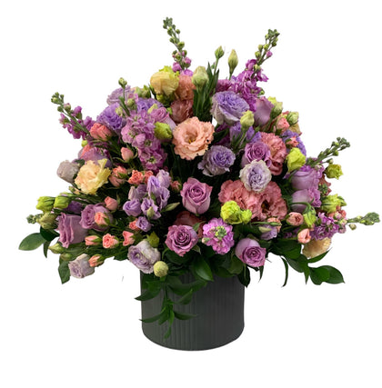 Ilse- maceta de metal con rosas y lisianthus