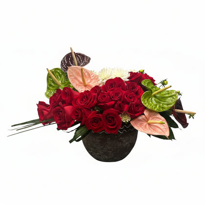 Lilia-maceta de cemento con rosas, anturios y dalias