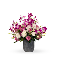 Cristina-base de cerámica con  orquídea dendrobium y lisianthus blanco